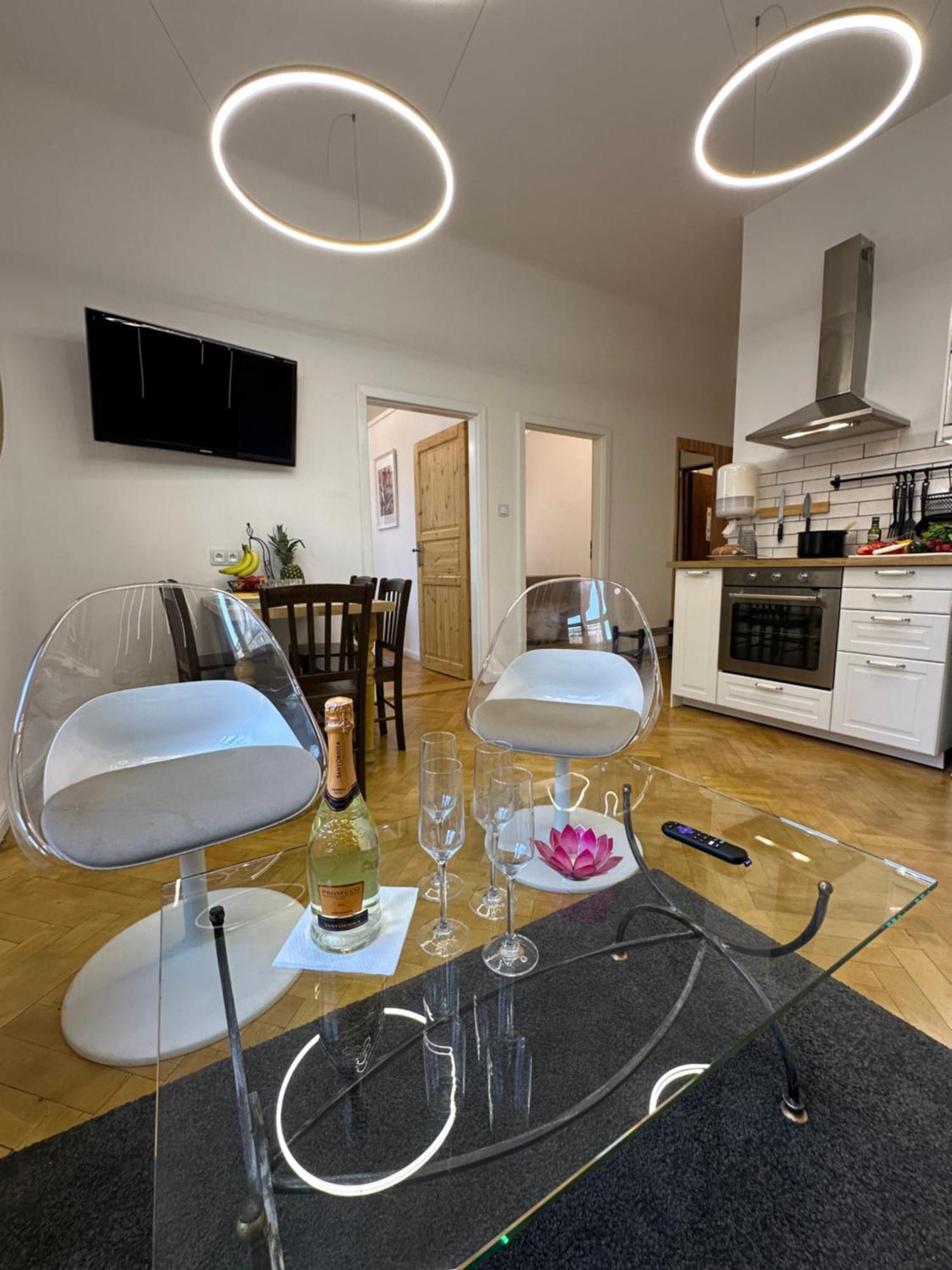 Karlin Oasis 2-Bedroom Apartment Praha Bagian luar foto
