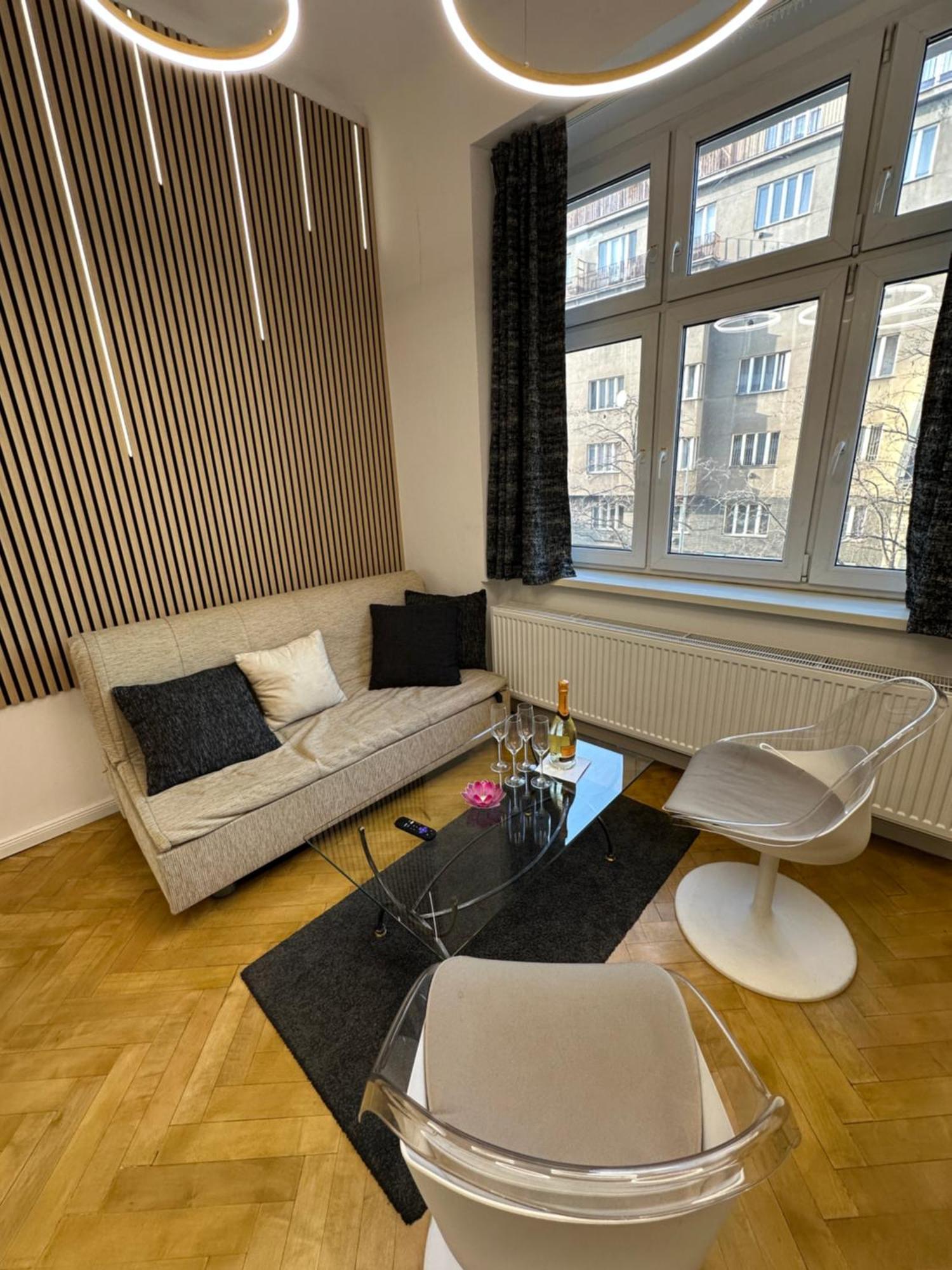 Karlin Oasis 2-Bedroom Apartment Praha Bagian luar foto