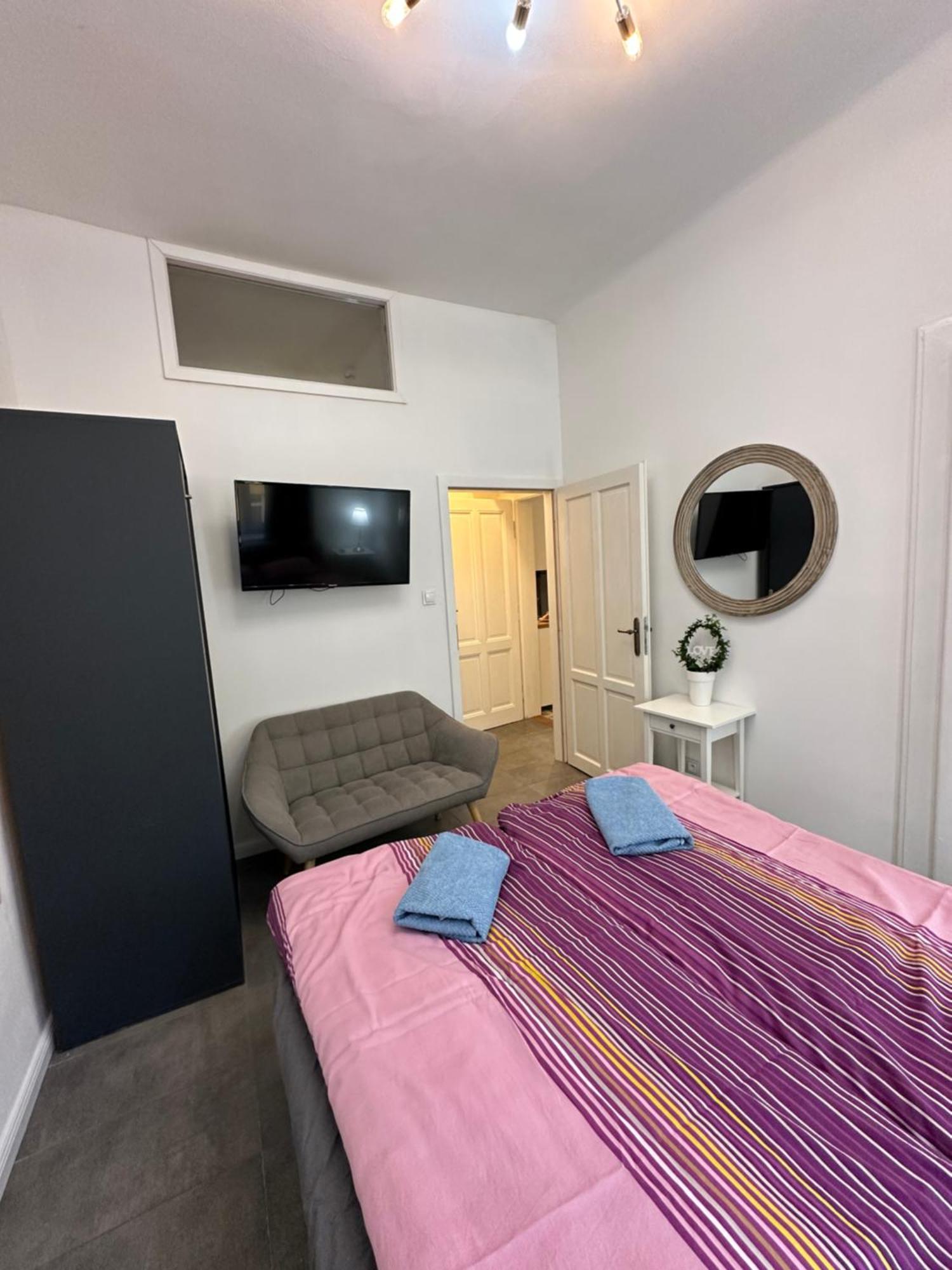 Karlin Oasis 2-Bedroom Apartment Praha Bagian luar foto